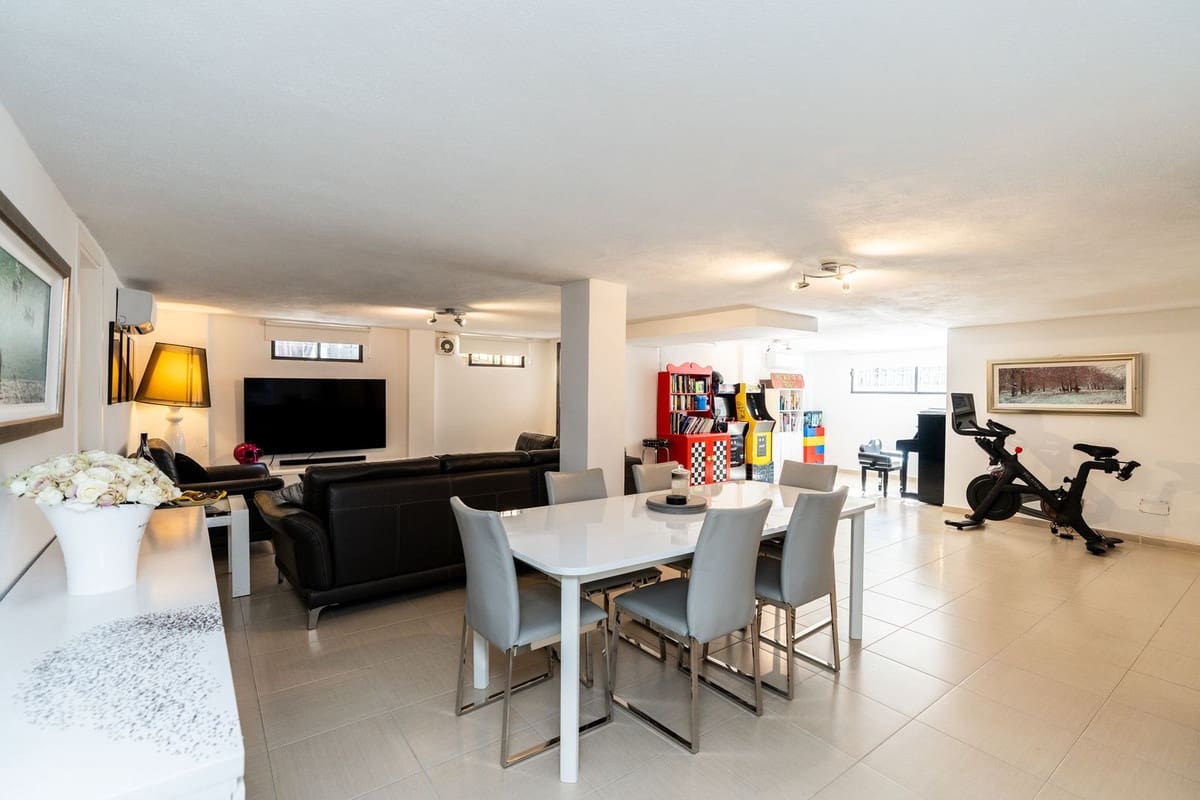 5 Zimmer Villa zu verkaufen in El Paraiso mit Pool Garage - 1.600.000 € (Ref: 10073043)