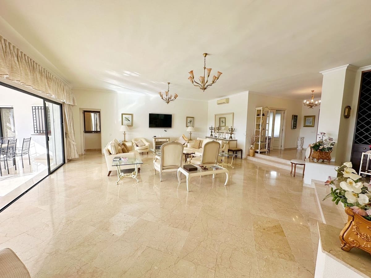 4 Zimmer Villa zu verkaufen in El Paraiso mit Pool Garage - 2.550.000 € (Ref: 10073044)