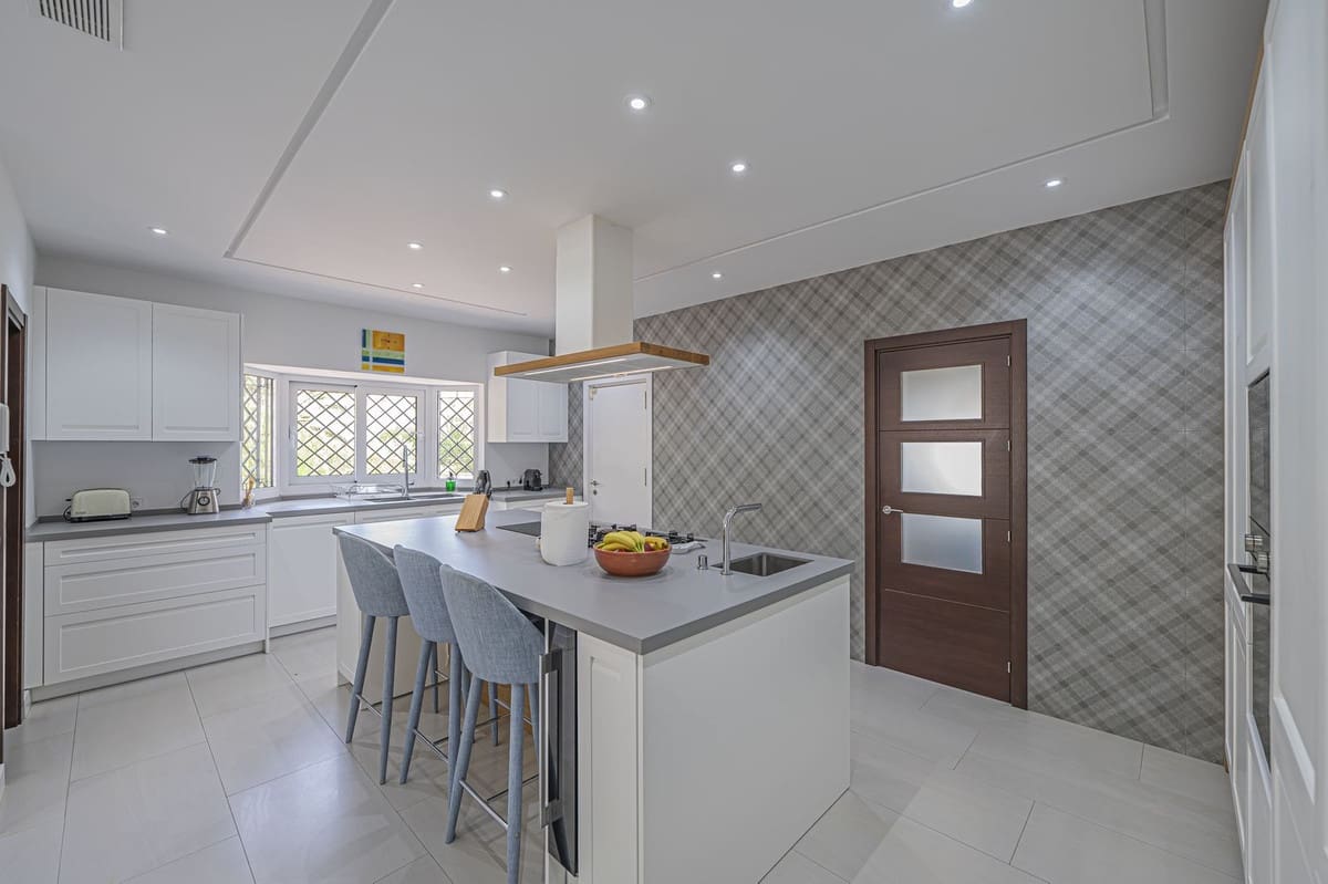4 Zimmer Villa zu verkaufen in El Paraiso mit Pool Garage - 2.480.000 € (Ref: 10073045)
