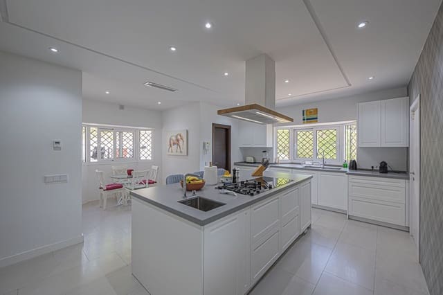 4 Zimmer Villa zu verkaufen in El Paraiso, Estepona mit Pool Garage - 2.480.000 € (Ref: 10073045)