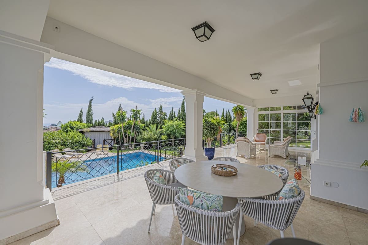4 Zimmer Villa zu verkaufen in El Paraiso mit Pool Garage - 2.480.000 € (Ref: 10073045)