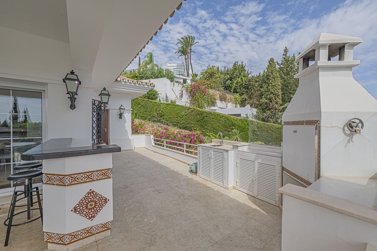 4 Zimmer Villa zu verkaufen in El Paraiso mit Pool Garage - 2.480.000 € (Ref: 10073045)