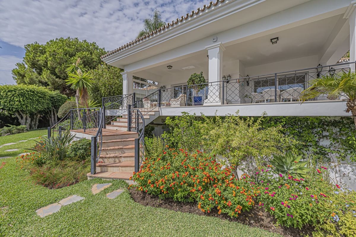 4 Zimmer Villa zu verkaufen in El Paraiso mit Pool Garage - 2.480.000 € (Ref: 10073045)
