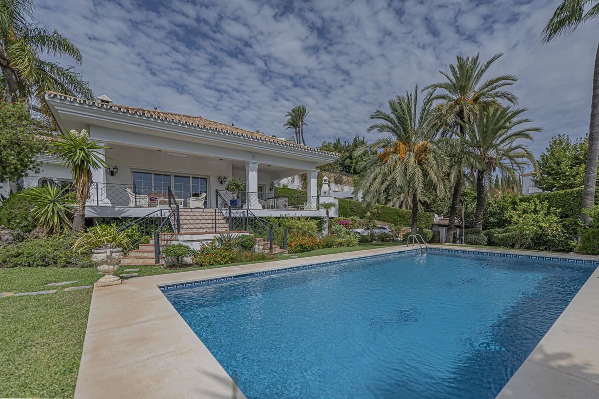4 Zimmer Villa zu verkaufen in El Paraiso mit Pool Garage - 2.480.000 € (Ref: 10073045)
