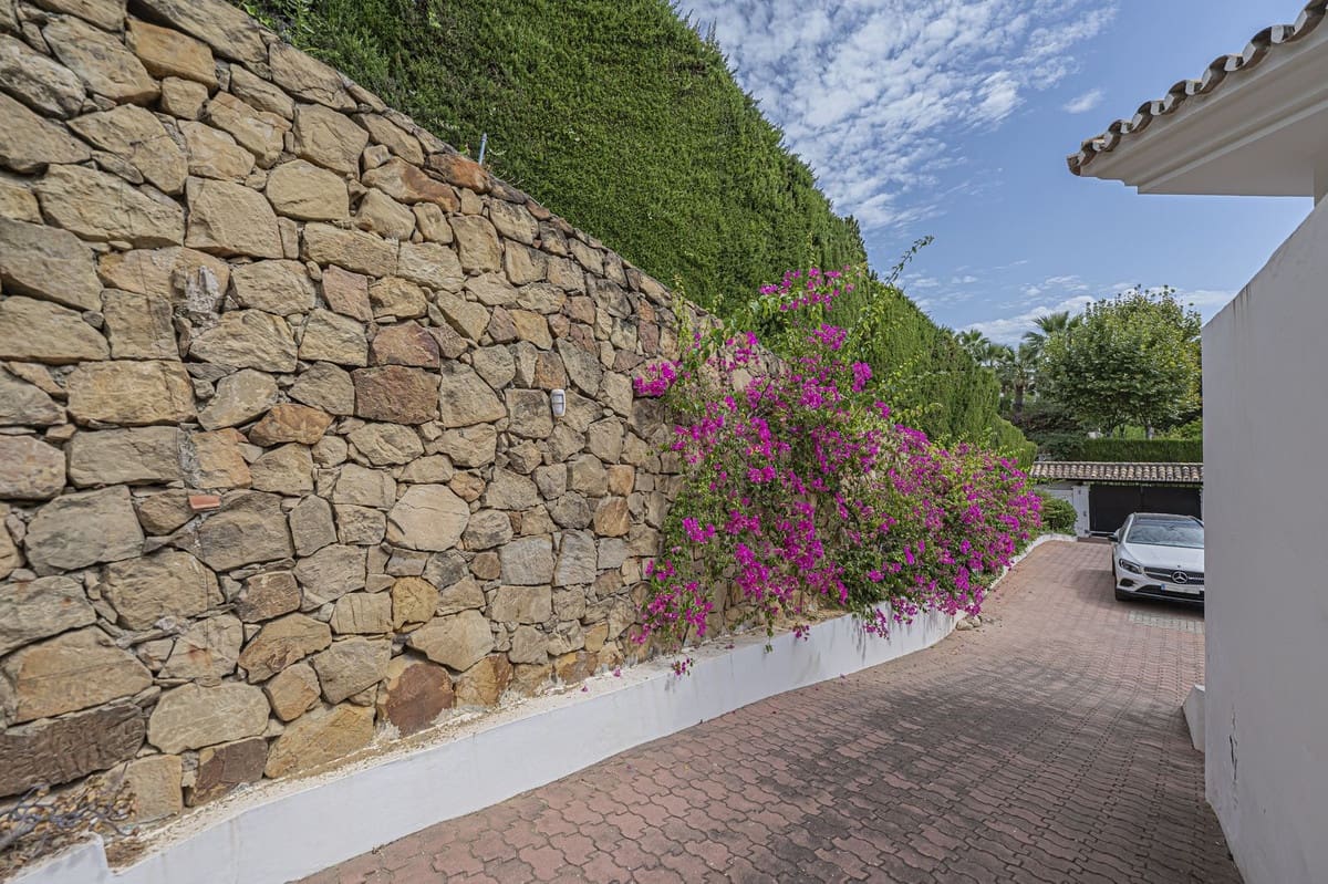 4 Zimmer Villa zu verkaufen in El Paraiso mit Pool Garage - 2.480.000 € (Ref: 10073045)