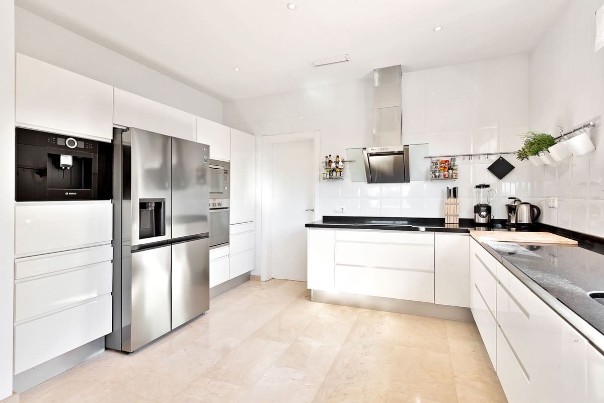 4 sypialnia Willa na sprzedaż w El Rosario z basenem garażem - 2 450 000 € (Ref: 10073047)