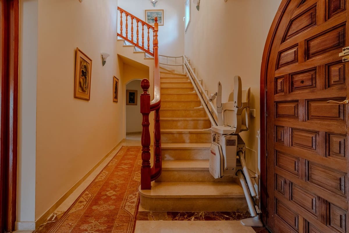 5 Zimmer Villa zu verkaufen in El Paraiso mit Pool Garage - 2.150.000 € (Ref: 10073049)