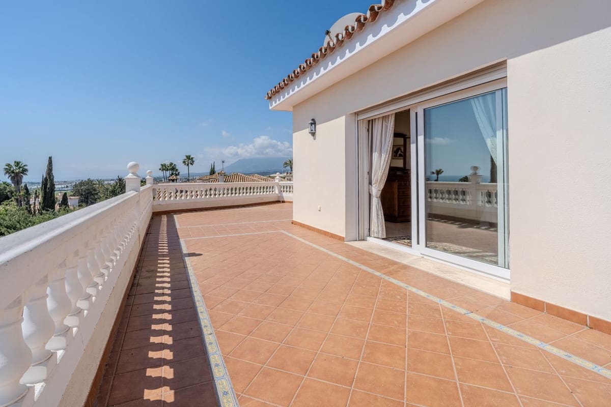 5 Zimmer Villa zu verkaufen in El Paraiso mit Pool Garage - 2.150.000 € (Ref: 10073049)