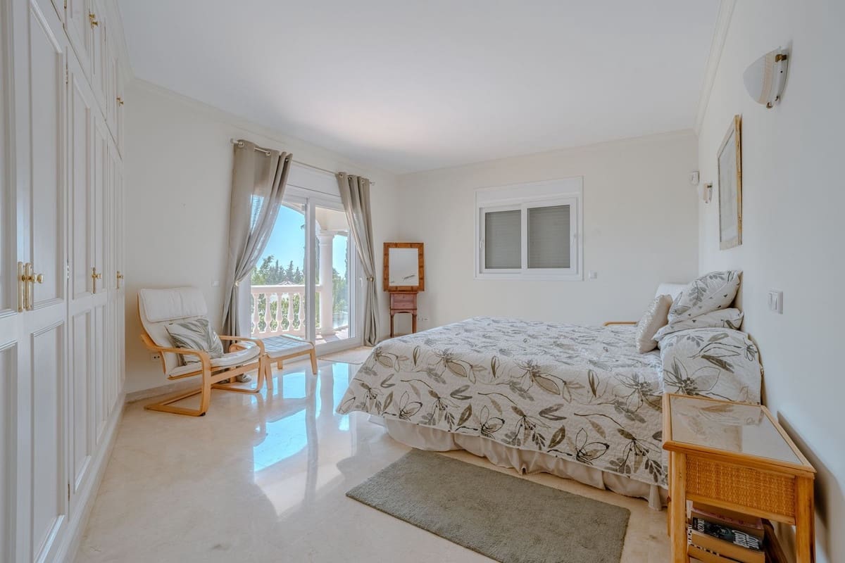 5 Zimmer Villa zu verkaufen in El Paraiso mit Pool Garage - 2.150.000 € (Ref: 10073049)