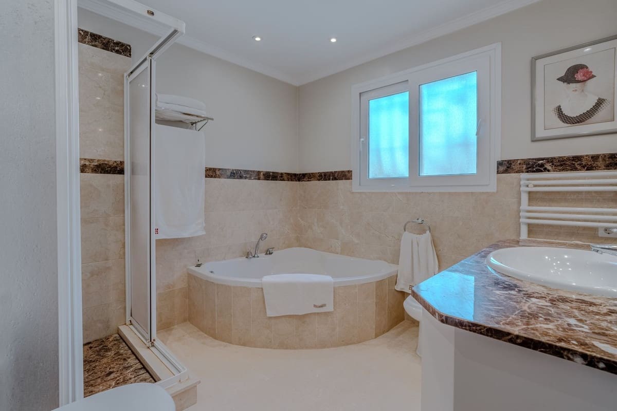 5 Zimmer Villa zu verkaufen in El Paraiso mit Pool Garage - 2.150.000 € (Ref: 10073049)