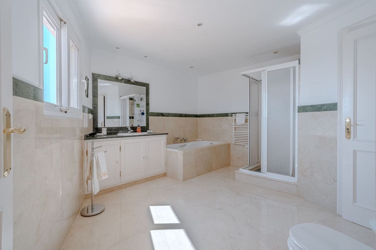 5 Zimmer Villa zu verkaufen in El Paraiso mit Pool Garage - 2.150.000 € (Ref: 10073049)