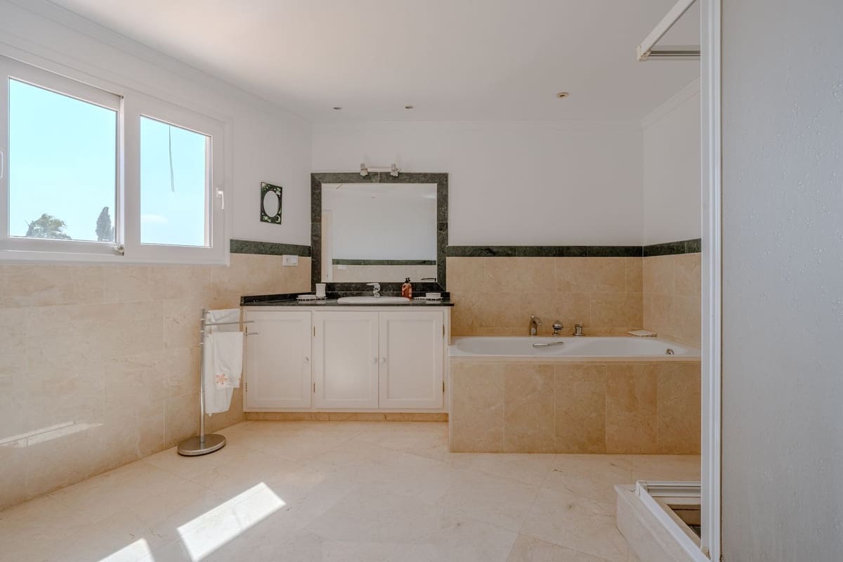 5 Zimmer Villa zu verkaufen in El Paraiso mit Pool Garage - 2.150.000 € (Ref: 10073049)