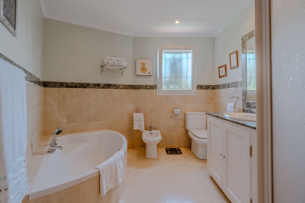 5 Zimmer Villa zu verkaufen in El Paraiso mit Pool Garage - 2.150.000 € (Ref: 10073049)