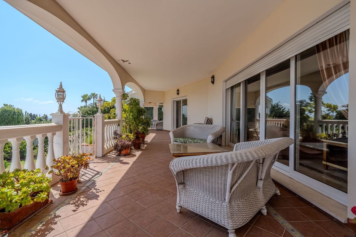 5 Zimmer Villa zu verkaufen in El Paraiso mit Pool Garage - 2.150.000 € (Ref: 10073049)