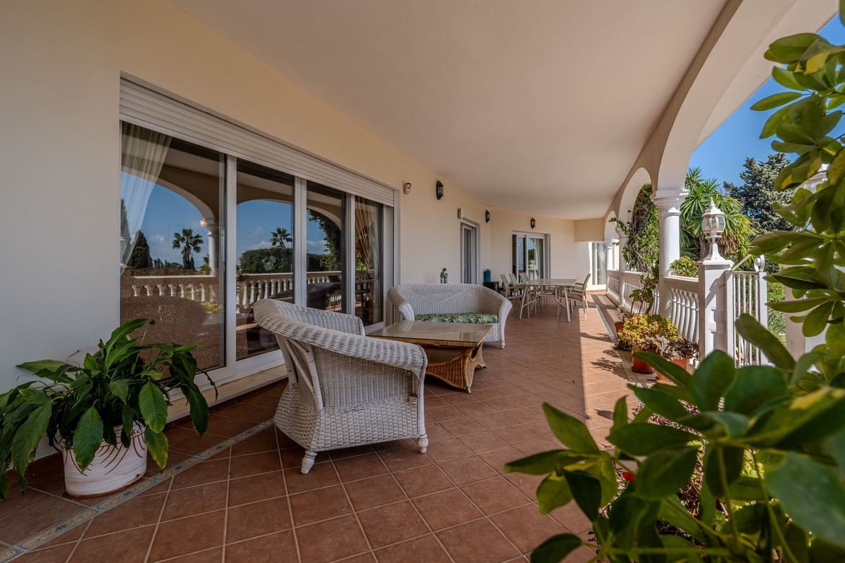 5 Zimmer Villa zu verkaufen in El Paraiso mit Pool Garage - 2.150.000 € (Ref: 10073049)