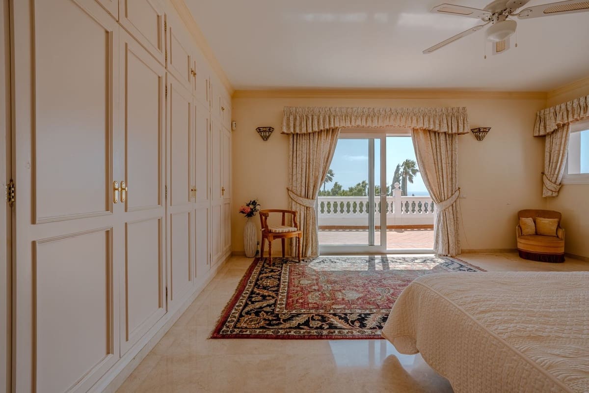 5 Zimmer Villa zu verkaufen in El Paraiso mit Pool Garage - 2.150.000 € (Ref: 10073049)