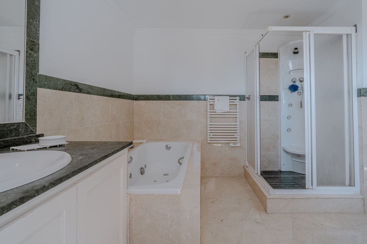 5 Zimmer Villa zu verkaufen in El Paraiso mit Pool Garage - 2.150.000 € (Ref: 10073049)