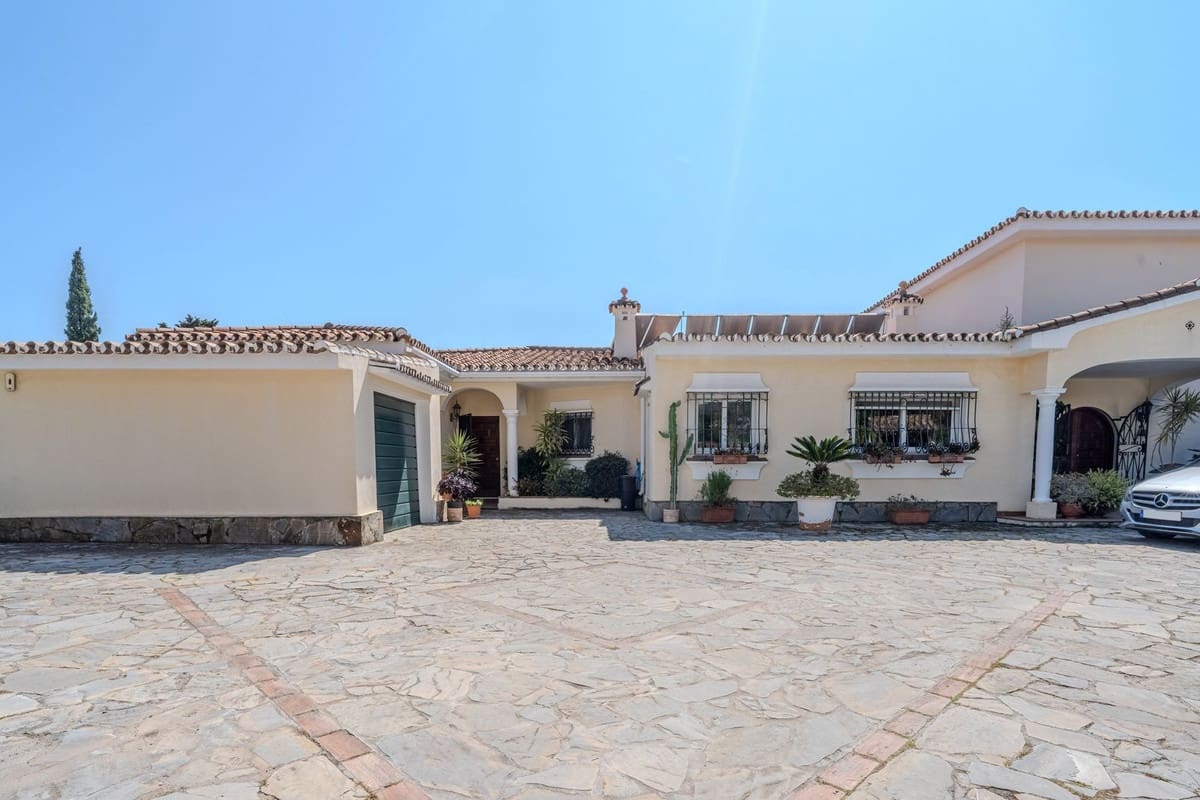 5 Zimmer Villa zu verkaufen in El Paraiso mit Pool Garage - 2.150.000 € (Ref: 10073049)