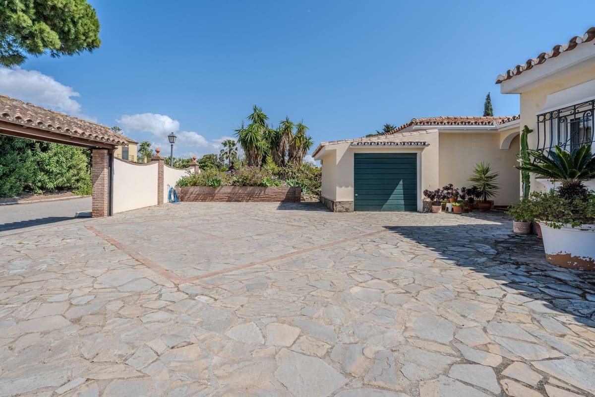 5 Zimmer Villa zu verkaufen in El Paraiso mit Pool Garage - 2.150.000 € (Ref: 10073049)