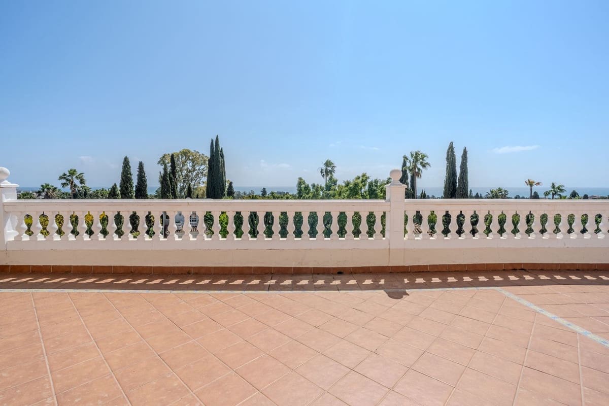 5 Zimmer Villa zu verkaufen in El Paraiso mit Pool Garage - 2.150.000 € (Ref: 10073049)