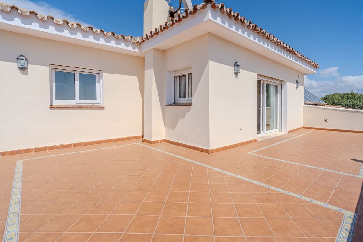 5 Zimmer Villa zu verkaufen in El Paraiso mit Pool Garage - 2.150.000 € (Ref: 10073049)