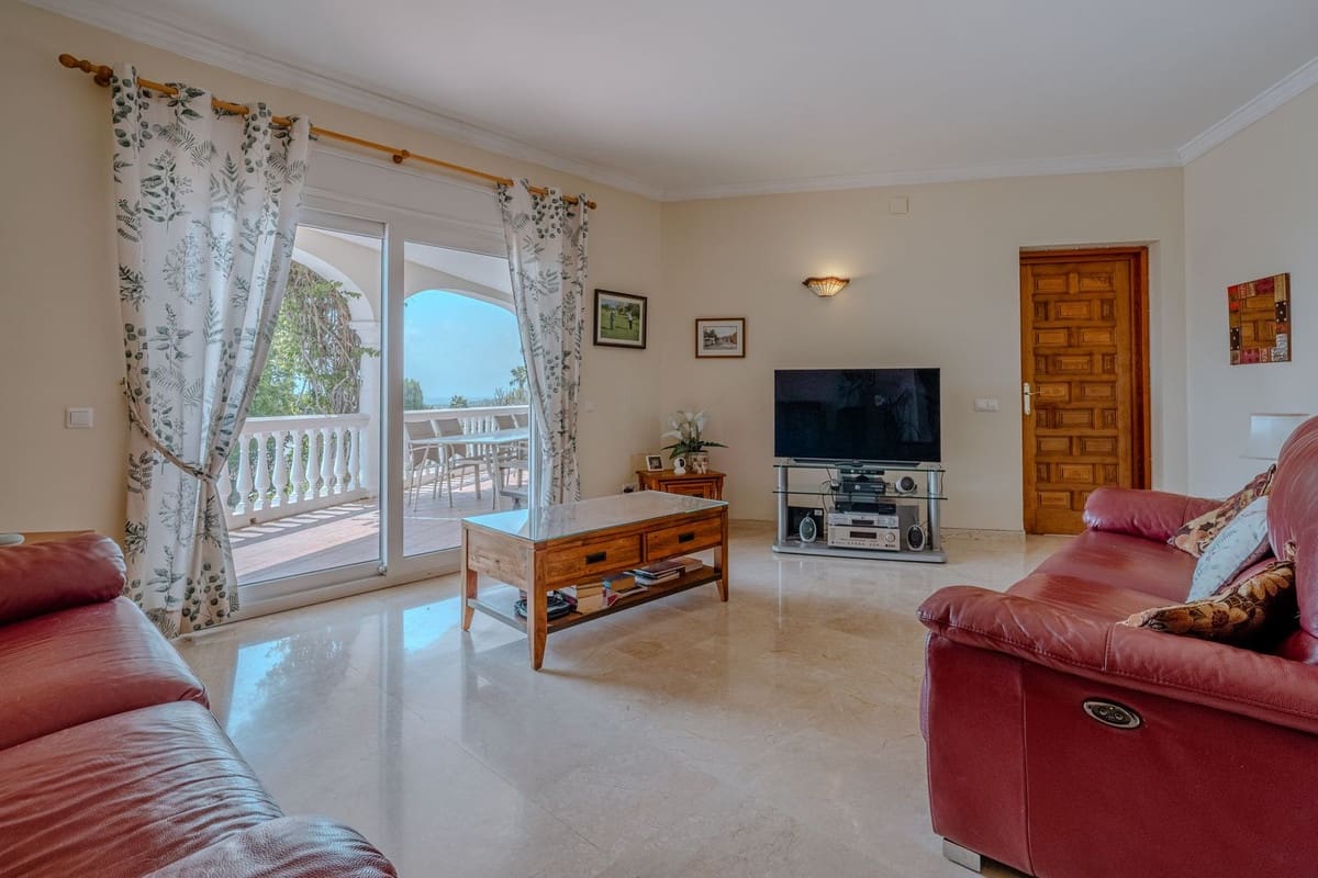 5 Zimmer Villa zu verkaufen in El Paraiso mit Pool Garage - 2.150.000 € (Ref: 10073049)