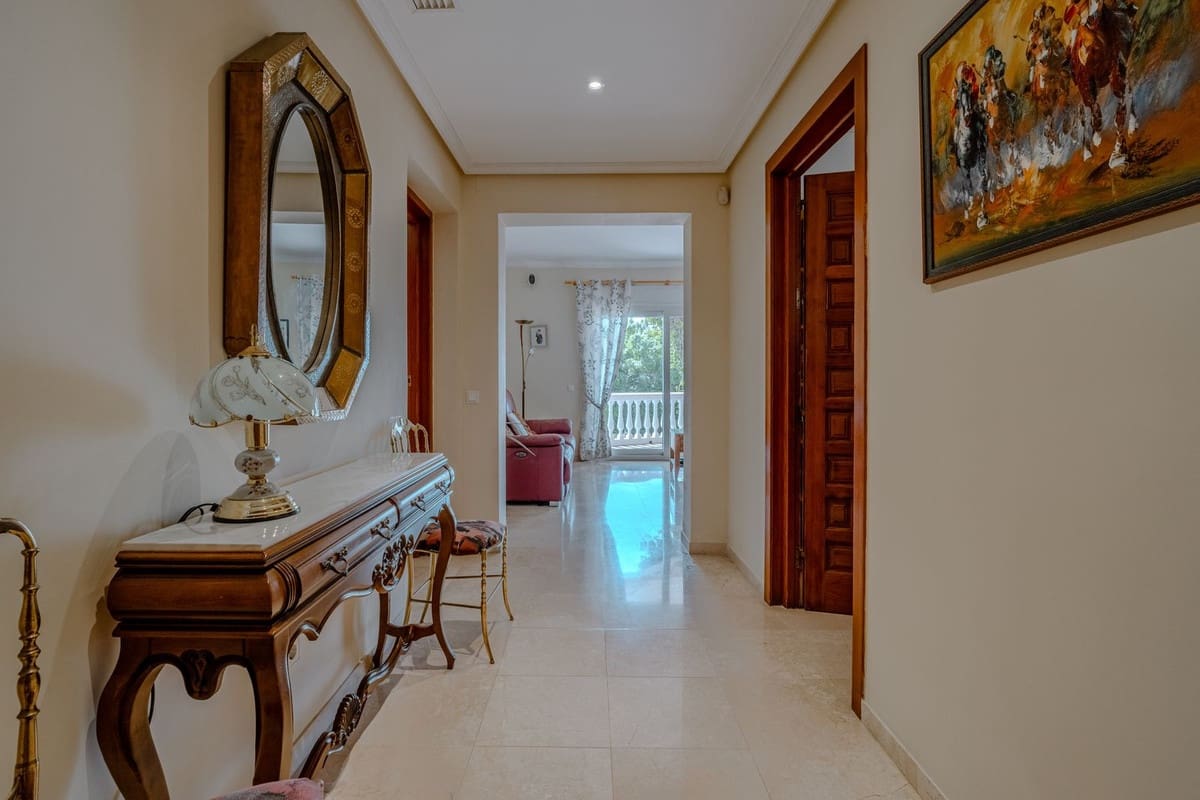 5 Zimmer Villa zu verkaufen in El Paraiso mit Pool Garage - 2.150.000 € (Ref: 10073049)