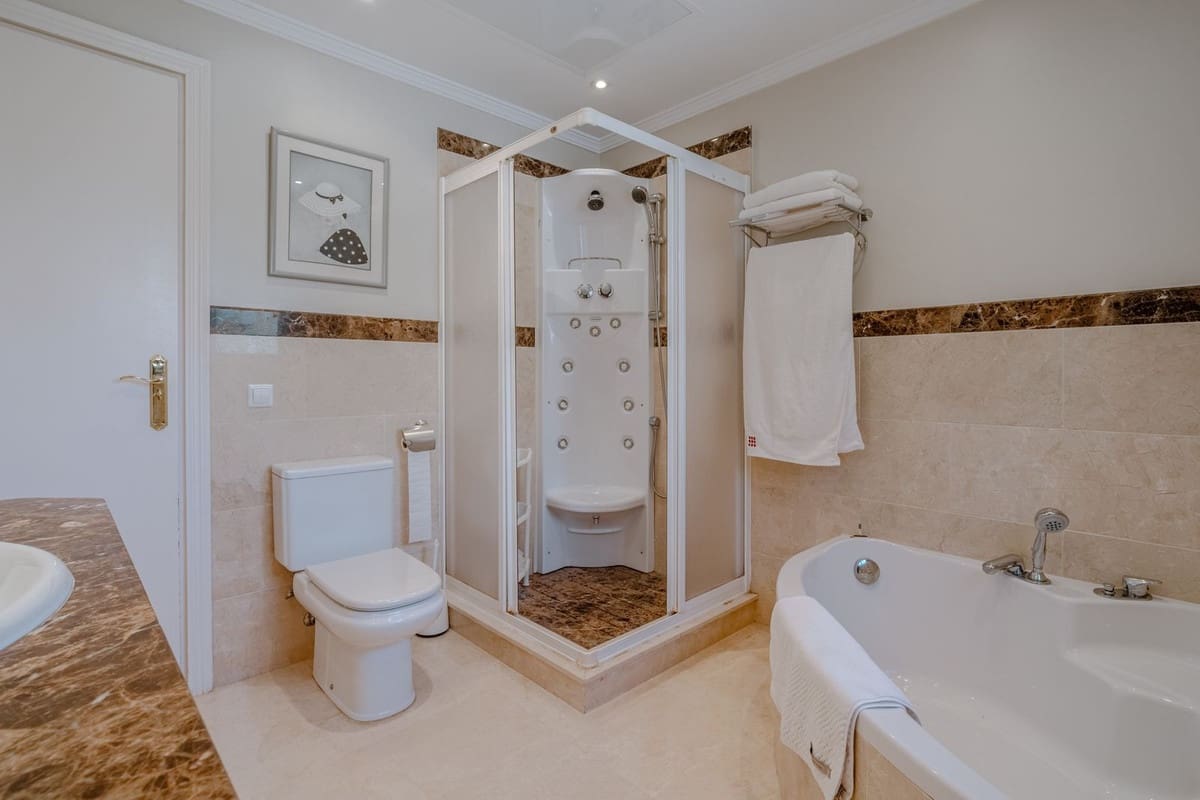 5 Zimmer Villa zu verkaufen in El Paraiso mit Pool Garage - 2.150.000 € (Ref: 10073049)