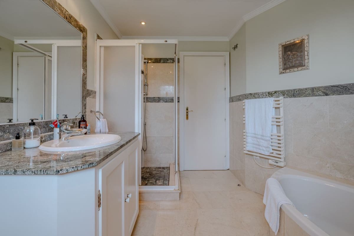 5 Zimmer Villa zu verkaufen in El Paraiso mit Pool Garage - 2.150.000 € (Ref: 10073049)
