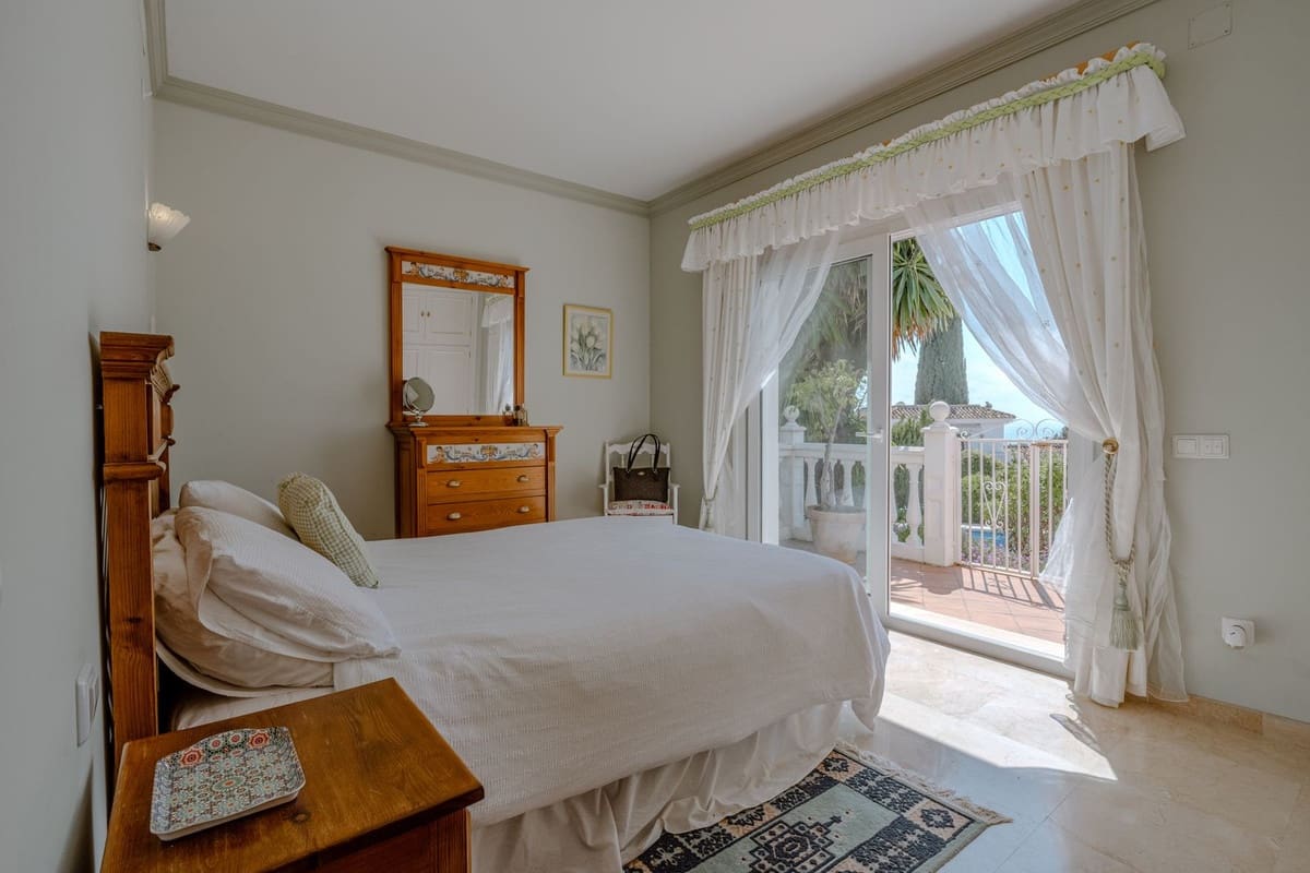 5 Zimmer Villa zu verkaufen in El Paraiso mit Pool Garage - 2.150.000 € (Ref: 10073049)