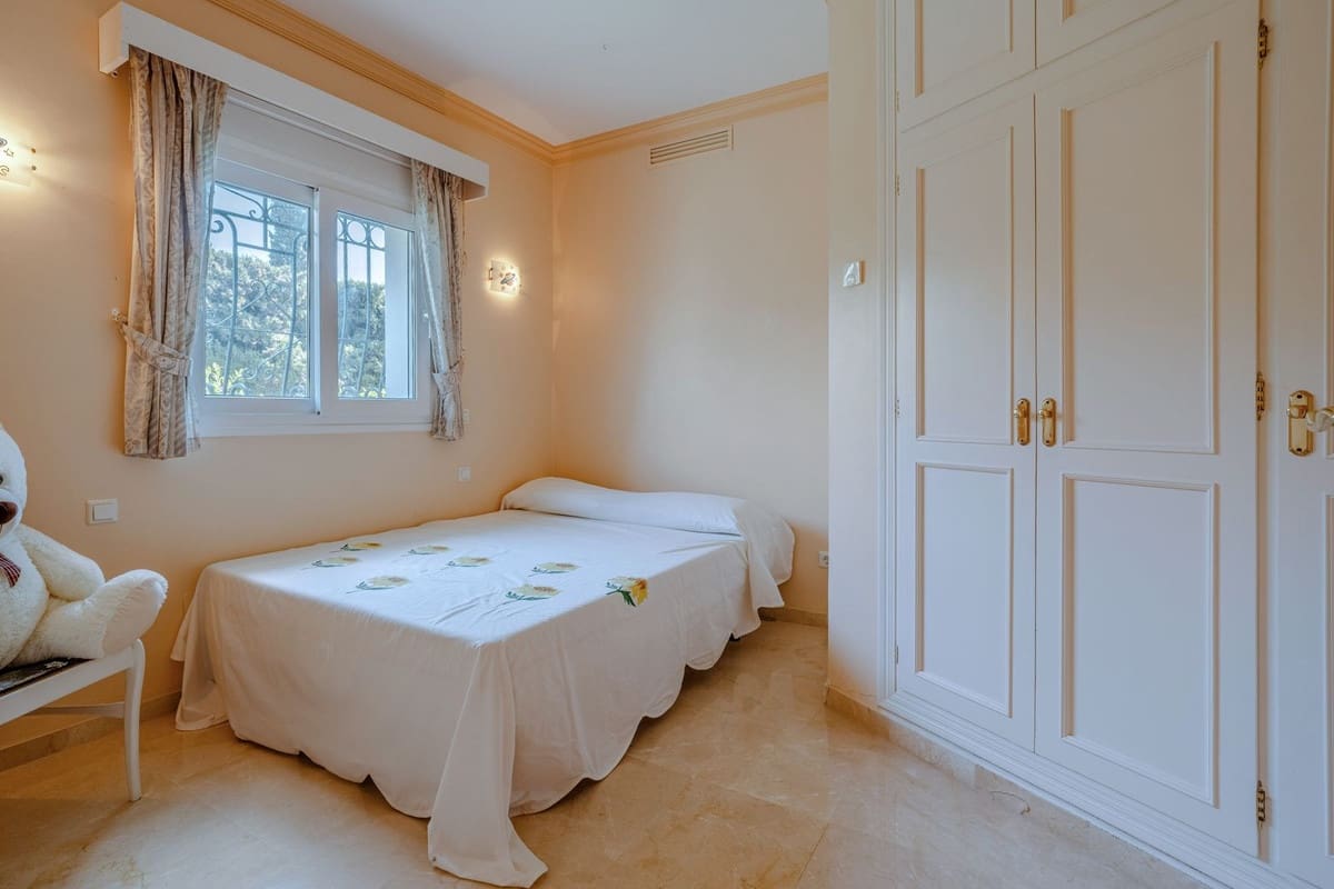 5 Zimmer Villa zu verkaufen in El Paraiso mit Pool Garage - 2.150.000 € (Ref: 10073049)