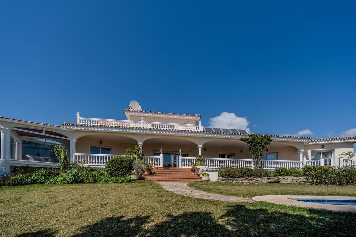 5 Zimmer Villa zu verkaufen in El Paraiso mit Pool Garage - 2.150.000 € (Ref: 10073049)