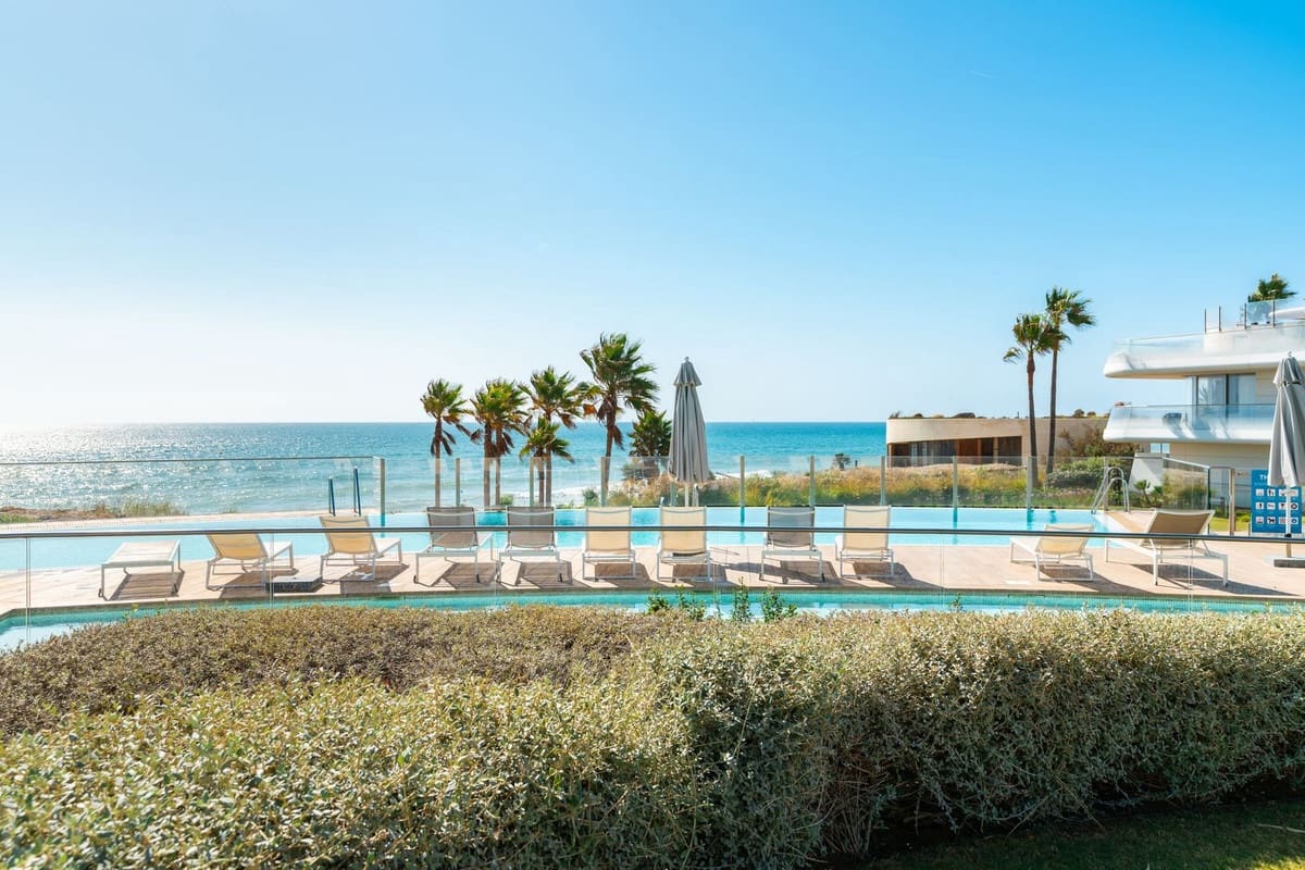 2 sovrum Lägenhet till salu i Estepona med pool garage - 1 095 000 € (Ref: 10073053)