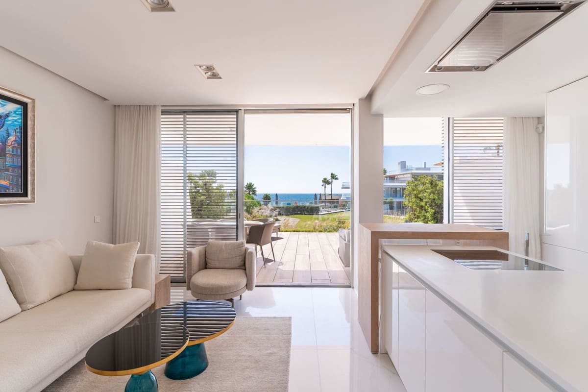 2 sovrum Lägenhet till salu i Estepona med pool garage - 1 095 000 € (Ref: 10073053)