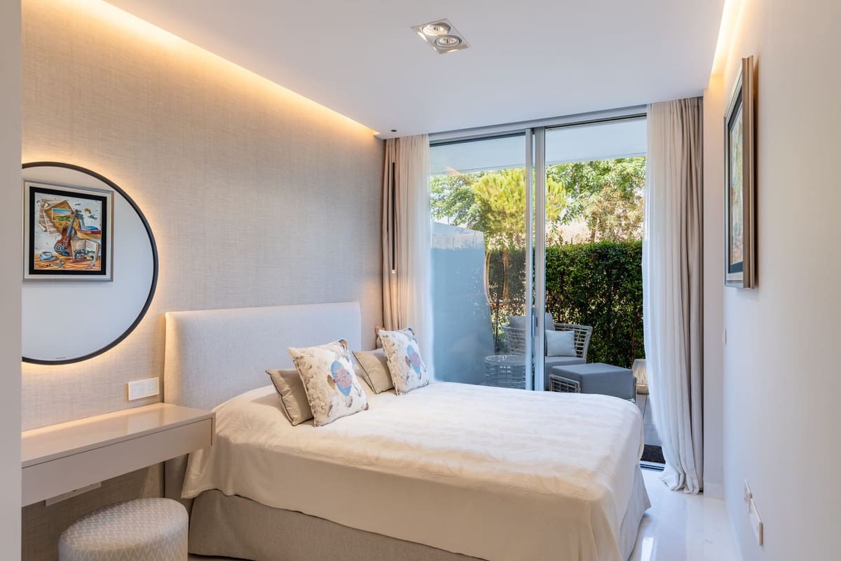 2 sovrum Lägenhet till salu i Estepona med pool garage - 1 095 000 € (Ref: 10073053)