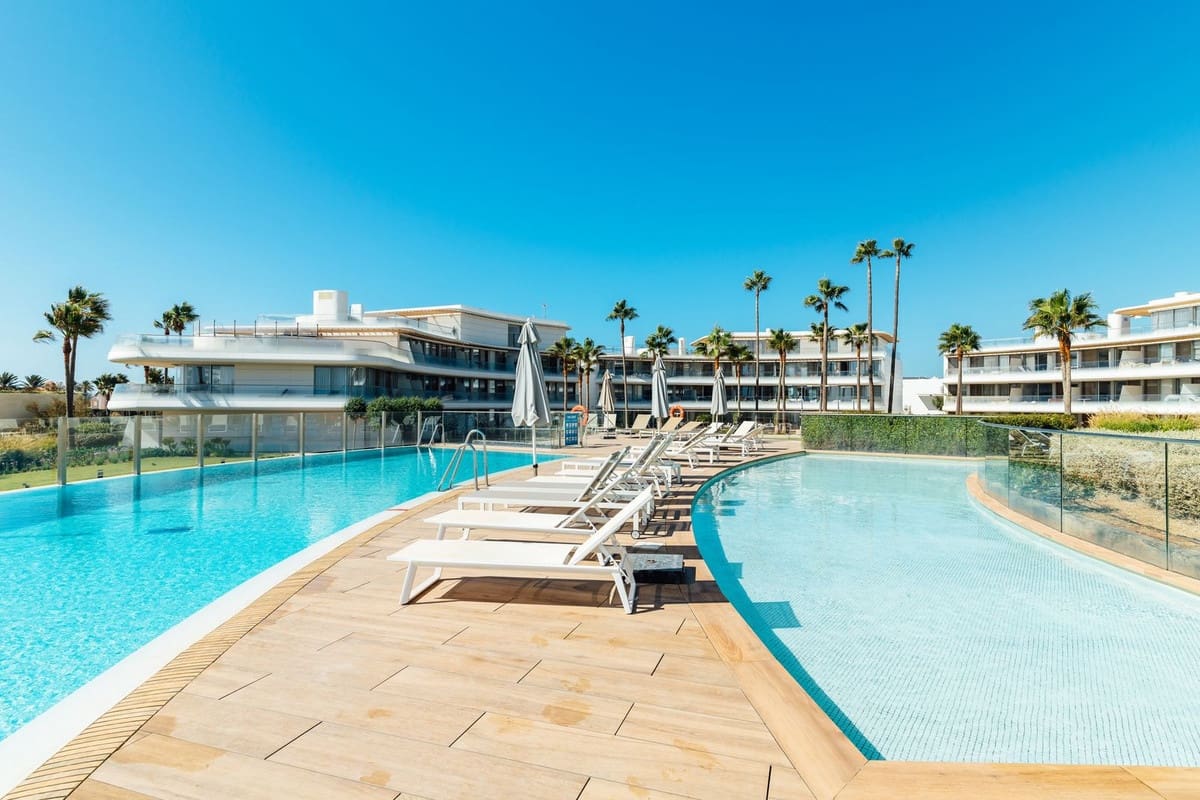 2 sovrum Lägenhet till salu i Estepona med pool garage - 1 095 000 € (Ref: 10073053)