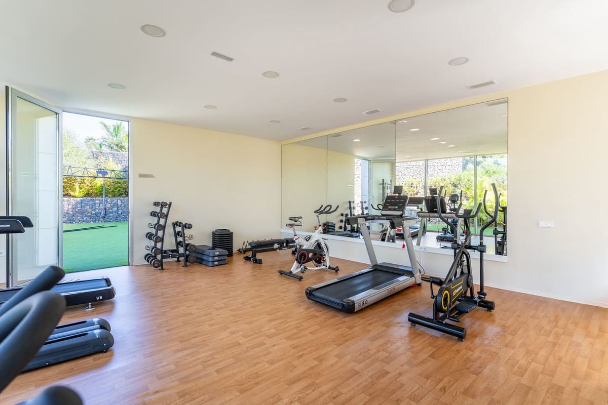 2 sovrum Lägenhet till salu i Estepona med pool garage - 1 095 000 € (Ref: 10073053)