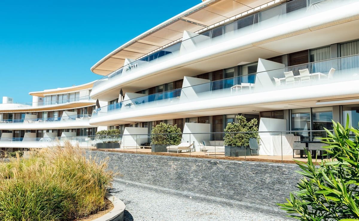 2 sovrum Lägenhet till salu i Estepona med pool garage - 1 095 000 € (Ref: 10073053)