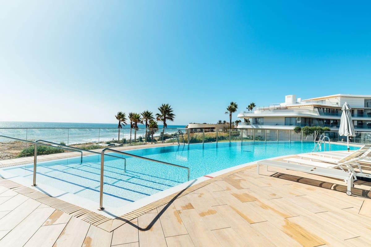 2 sovrum Lägenhet till salu i Estepona med pool garage - 1 095 000 € (Ref: 10073053)