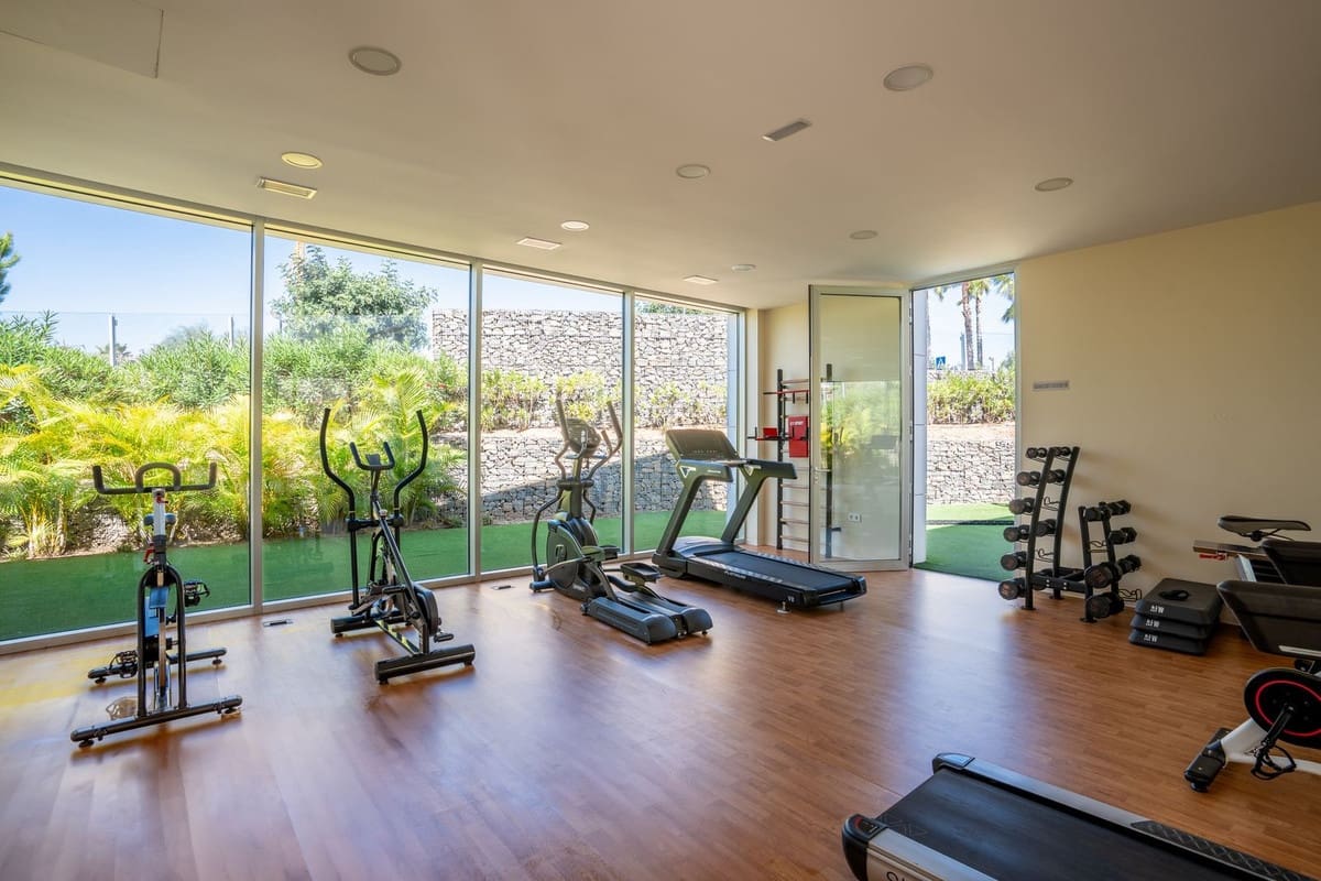 2 sovrum Lägenhet till salu i Estepona med pool garage - 1 095 000 € (Ref: 10073053)