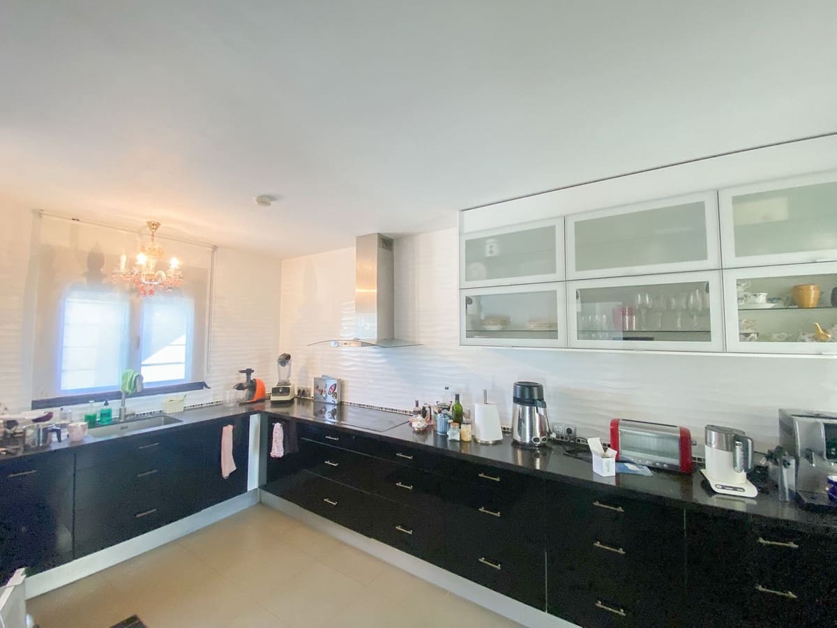 5 sypialnia Dom na sprzedaż w Estepona z basenem - 950 000 € (Ref: 10073056)