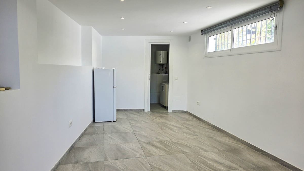5 soveværelse Byhus til salg i La Duquesa / Puerto de la Duquesa med swimmingpool garage - € 749.000 (Ref: 10078790)