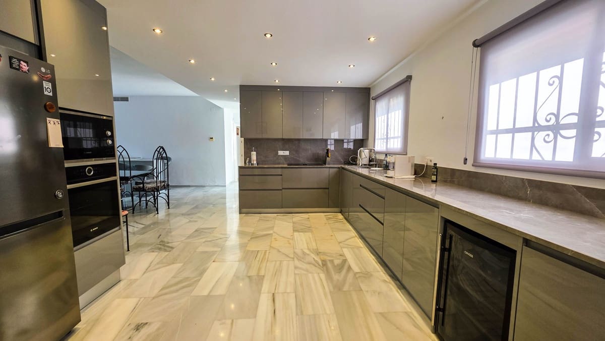 5 soveværelse Byhus til salg i La Duquesa / Puerto de la Duquesa med swimmingpool garage - € 749.000 (Ref: 10078790)