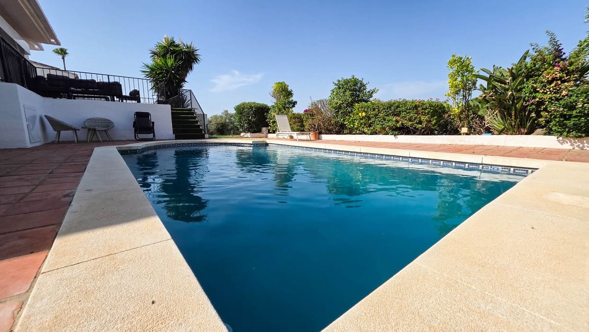 5 soveværelse Byhus til salg i La Duquesa / Puerto de la Duquesa med swimmingpool garage - € 749.000 (Ref: 10078790)