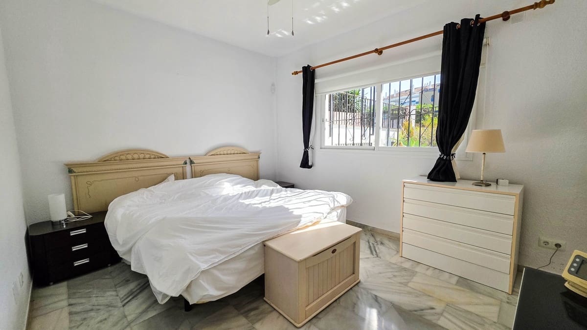 5 soveværelse Byhus til salg i La Duquesa / Puerto de la Duquesa med swimmingpool garage - € 749.000 (Ref: 10078790)