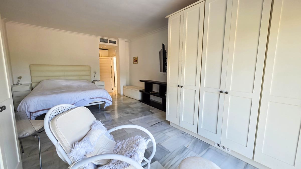 5 soveværelse Byhus til salg i La Duquesa / Puerto de la Duquesa med swimmingpool garage - € 749.000 (Ref: 10078790)