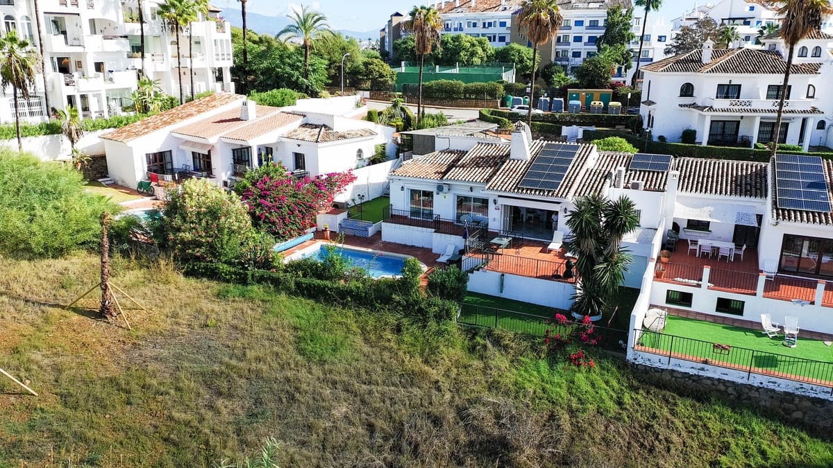 5 soveværelse Byhus til salg i La Duquesa / Puerto de la Duquesa med swimmingpool garage - € 749.000 (Ref: 10078790)