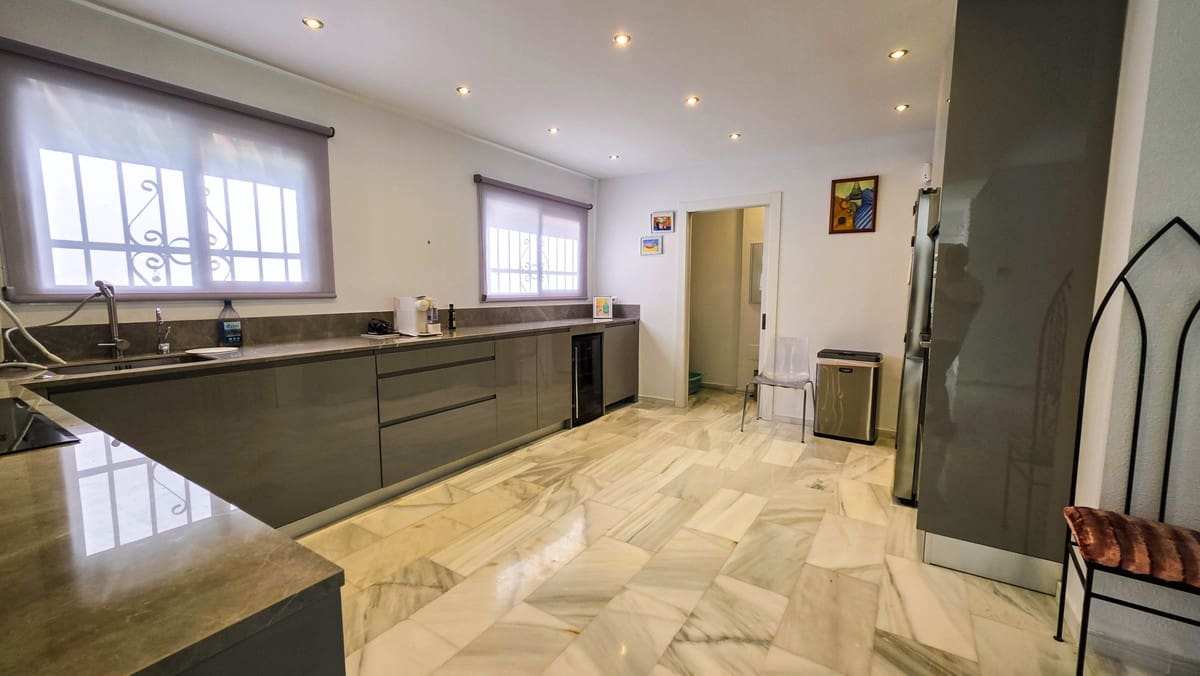5 soveværelse Byhus til salg i La Duquesa / Puerto de la Duquesa med swimmingpool garage - € 749.000 (Ref: 10078790)
