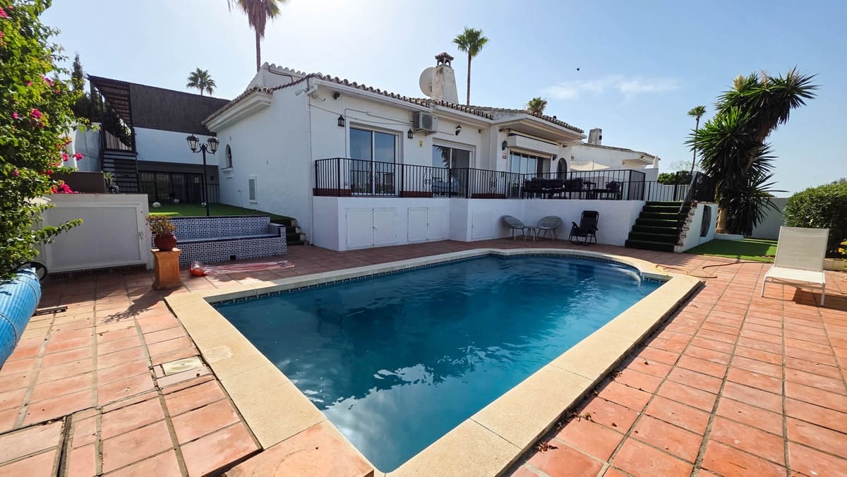 5 soveværelse Byhus til salg i La Duquesa / Puerto de la Duquesa med swimmingpool garage - € 749.000 (Ref: 10078790)