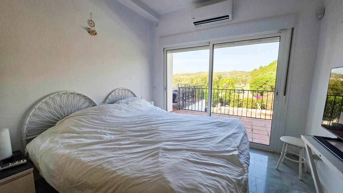 5 soveværelse Byhus til salg i La Duquesa / Puerto de la Duquesa med swimmingpool garage - € 749.000 (Ref: 10078790)